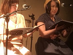 朗読ステージ中の橋岡蓮さん月桃さちこさん。2019・5