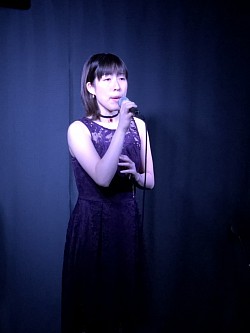 ミュージカルソングを歌う坂元瑛美さん。2018・11