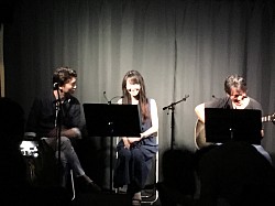 JOYさん。上京時代の先輩、星潤哉さん(上手ギター)と20年ぶりの再会でした。2018・7