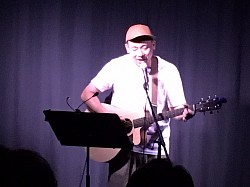 この回から弾き語りでソロ参加の清水亮太くん。前回まではギターリストでした。‘18・7