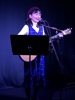 オリジナル曲弾き語りの柏原はねみさん。2018・1